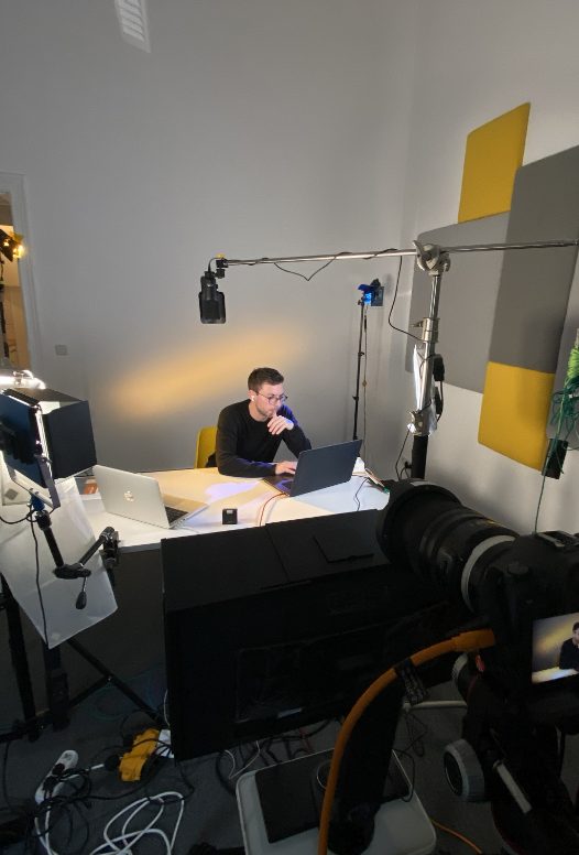 Simon Hauser bei Videoaufnahmen im Studio