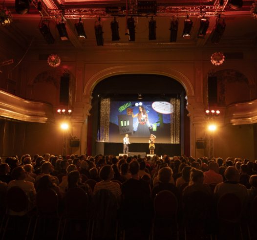Science-Slam-Vortrag mit Projektion im Saal