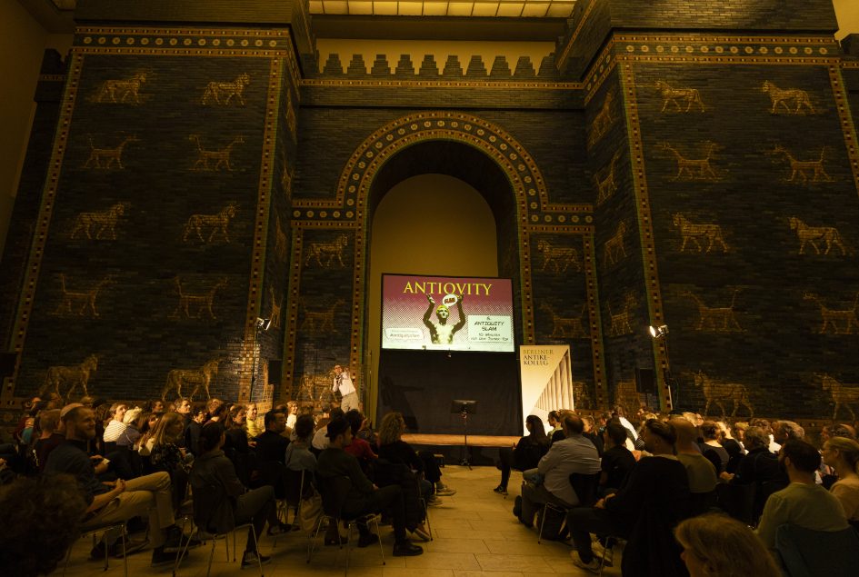 Vollbesetzter Theatersaal bei einem Science-Slam-Event