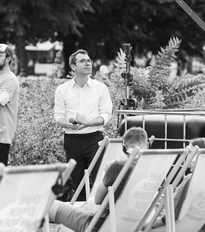 Dr. Simon Hauser moderiert eine Open-Air-Veranstaltung