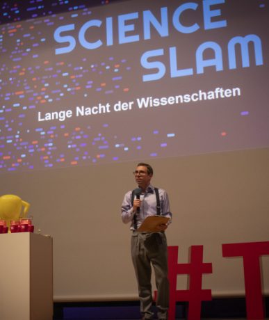 Simon Hauser auf der Science-Slam-Bühne