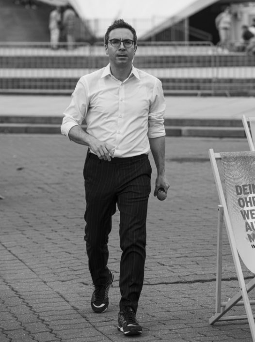Simon Hauser im Gespräch bei einer Veranstaltung